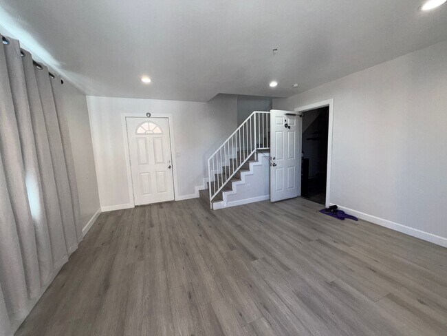 Foto del edificio - Newly Renovated 3 Bed / 2.5 Bath Apartment...