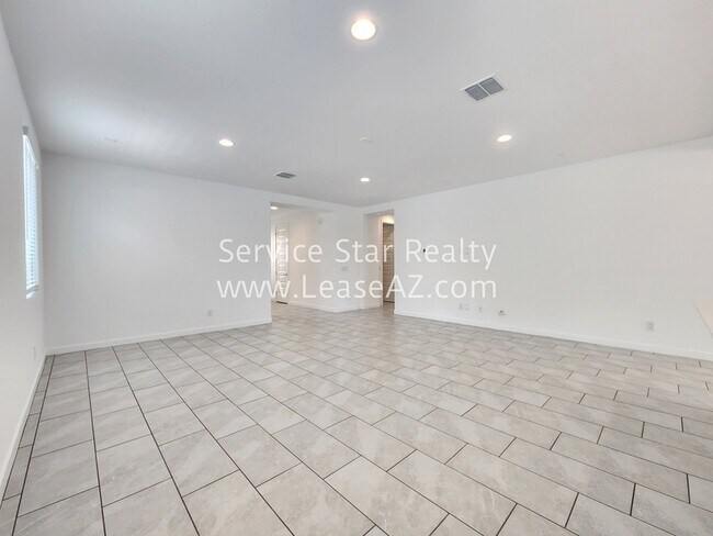 Foto del edificio - 16938 W Evergreen Rd