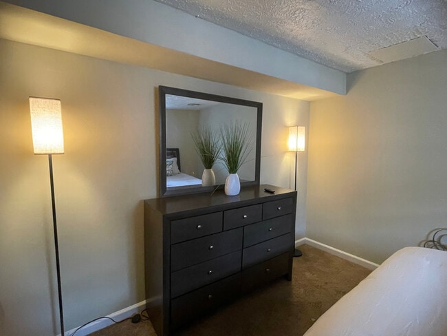 Building Photo - 888 W Lombard St