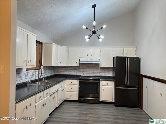 Foto del edificio - 3322 Woodland Dr