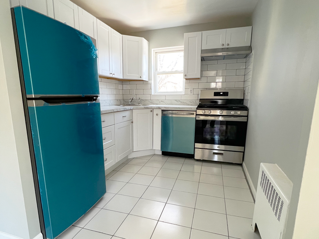 Kitchen - 744 Palisade Ave