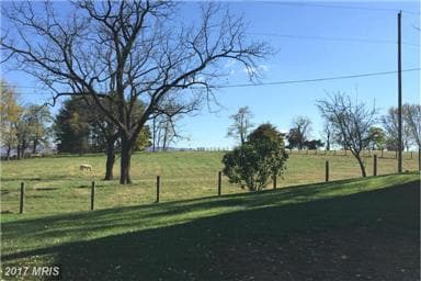 Building Photo - Country Living!