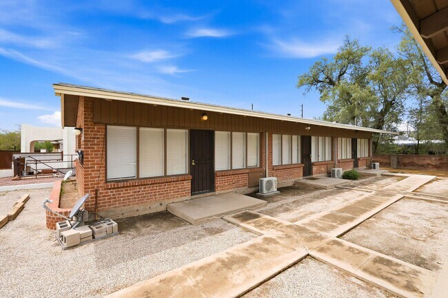 Foto del edificio - 1307-1311 E. 9th St. ( 1307A, 1307B, 1307C, 1309, 1311 )