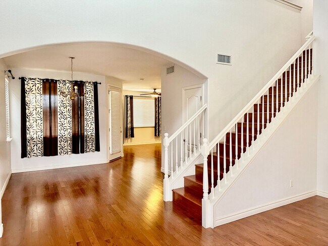 Building Photo - Spacious 4 Bedroom Home in Fig Garden Gate...