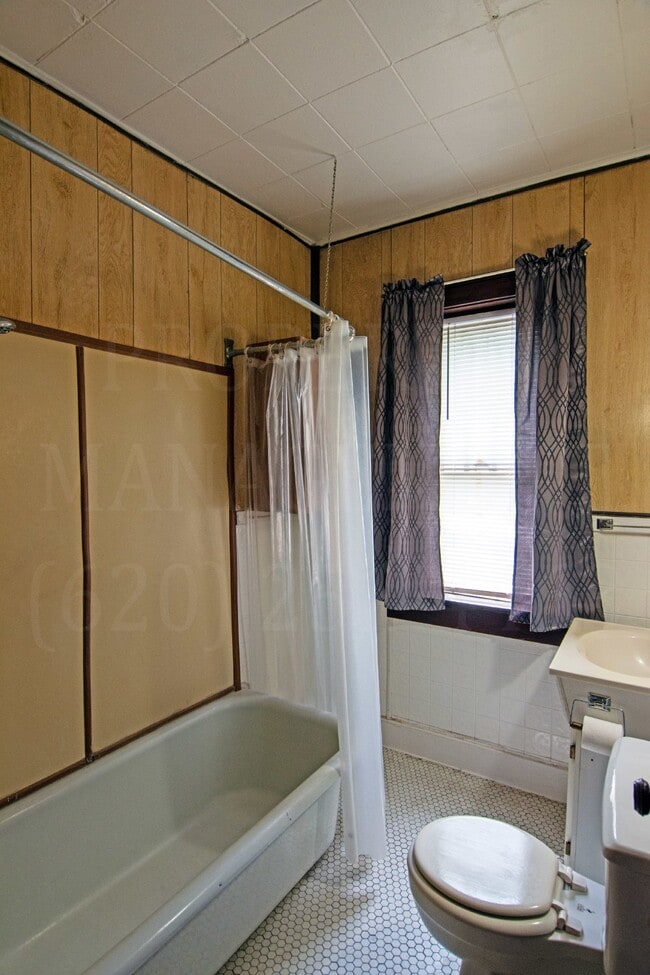 Building Photo - Studio Apartment