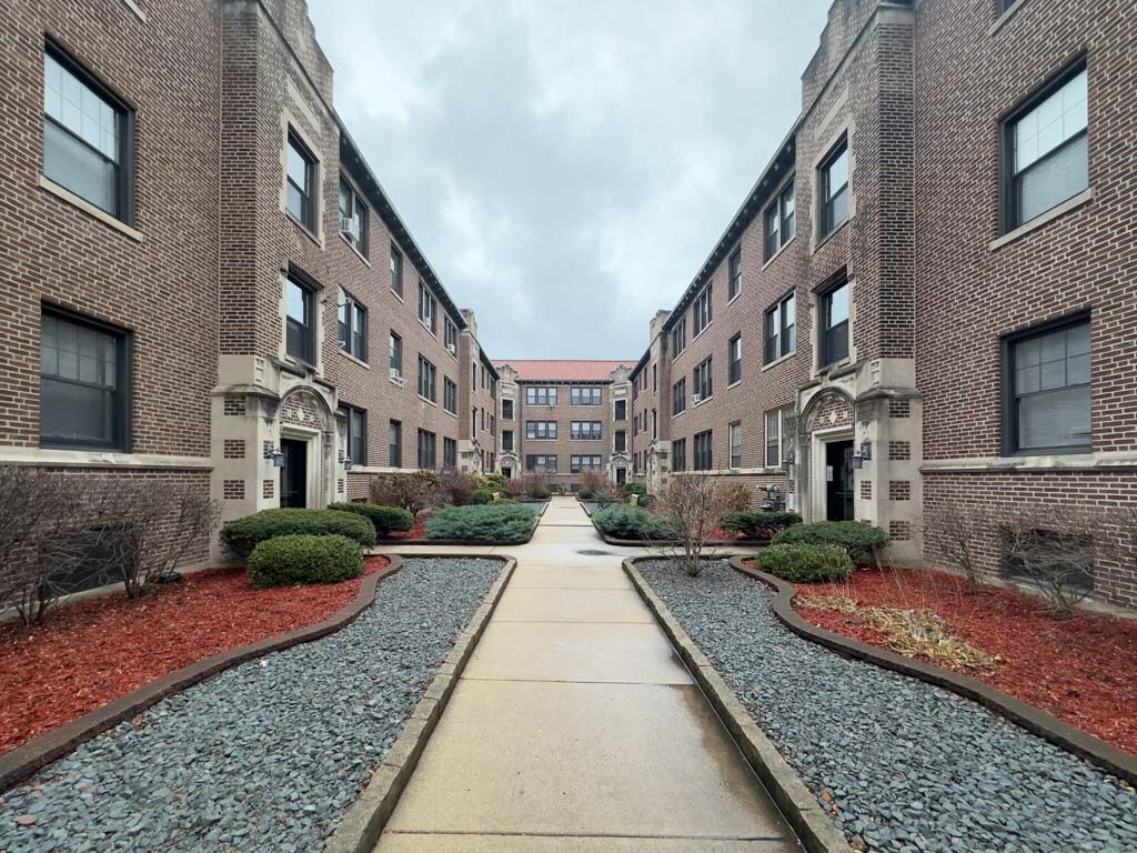 Primary Photo - 1322 Oak Ave
