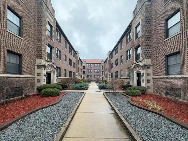 Building Photo - 1322 Oak Ave