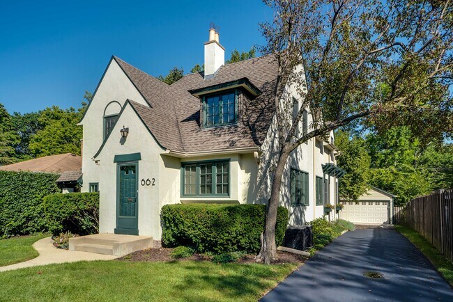 Building Photo - 662 Greenview Pl