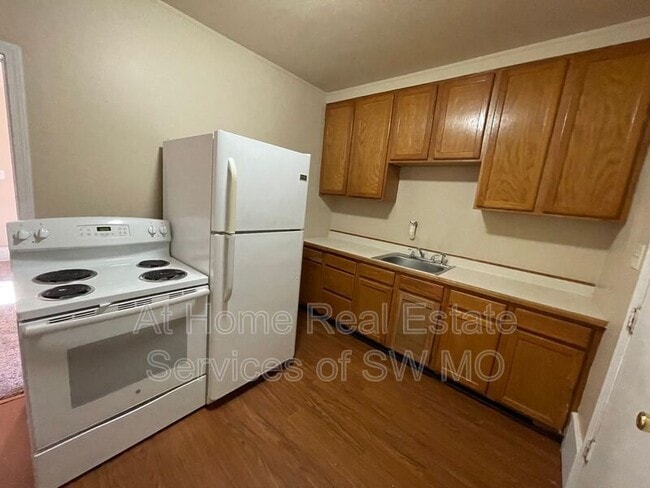 Building Photo - 739 S Douglas Ave