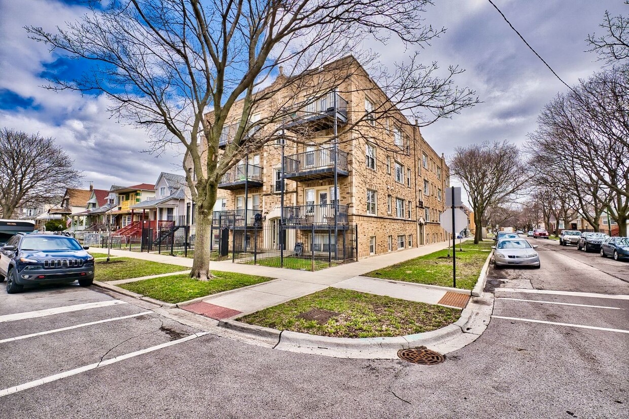 Primary Photo - 4203 N Lawndale Ave