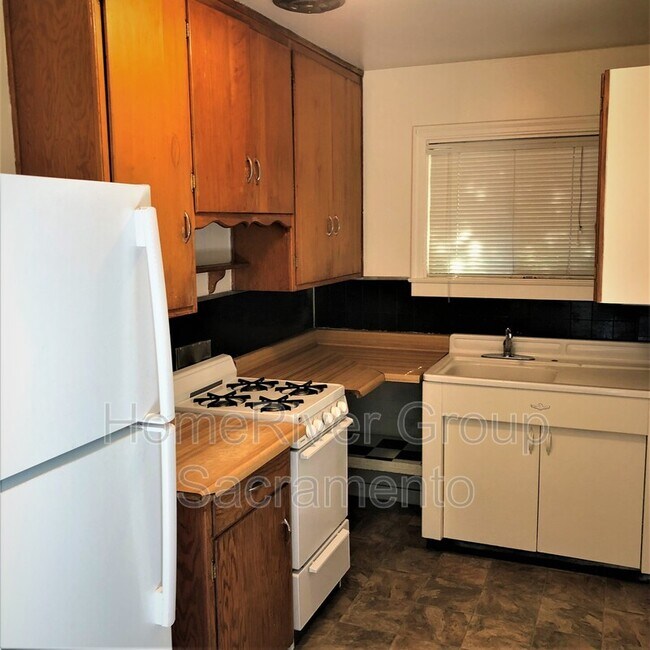 Building Photo - 138 B St