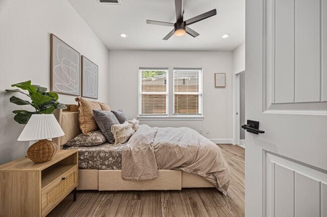 Foto del edificio - 2211 Roberts St