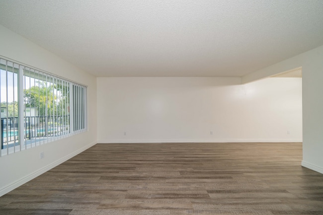 Foto del edificio - 1135 Meadow Lake Dr