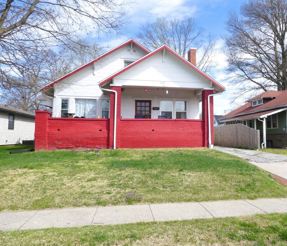 Primary Photo - 4 bed/2 bath house, walking distance to Ca...