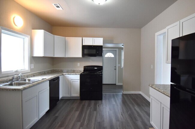 Foto del edificio - 3 Bedroom 2 Bathroom 2 Stall Garage