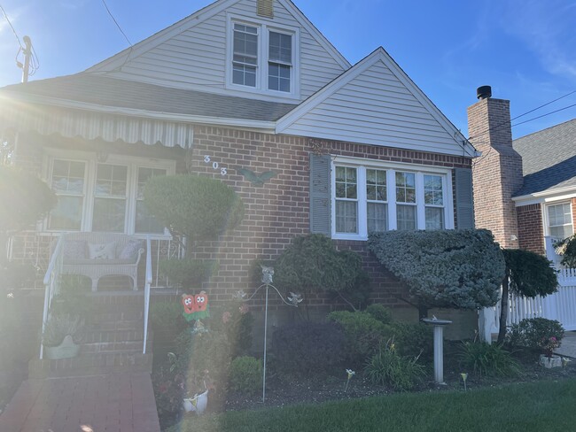Front - 303 Kensington Rd S