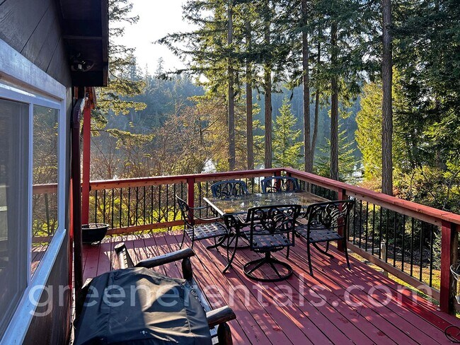 Foto del edificio - Charming Lake Front Apartment on Anderson Island