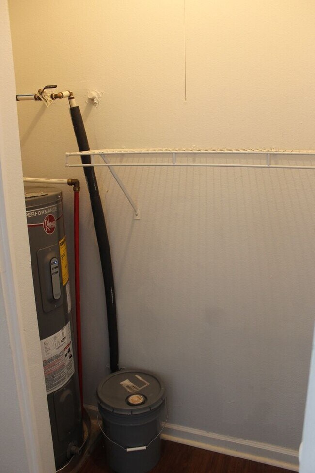 Building Photo - Updated Apartment in Plantation Point