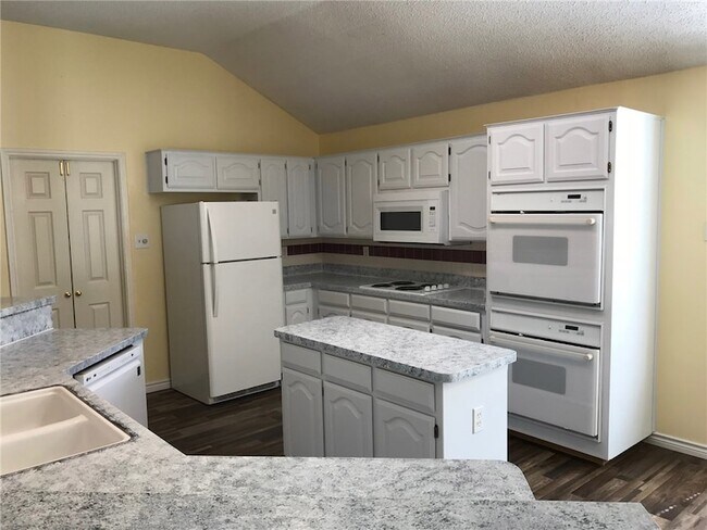 Foto del edificio - 1300 Rosewood Ln