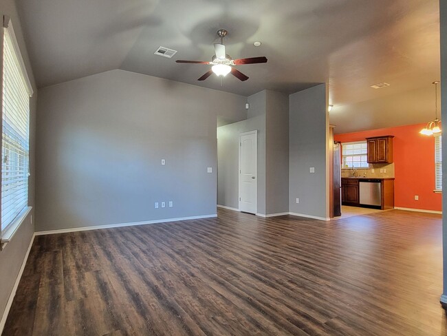 Building Photo - Introducing a charming 3-bedroom, 2-bathro...