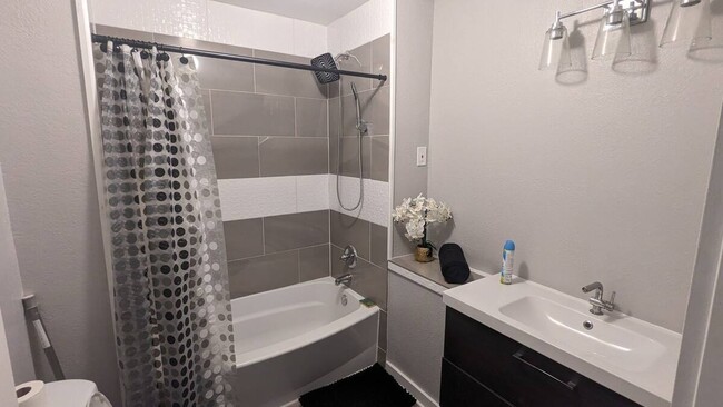 shared bathroom - 2203 Tierwester St