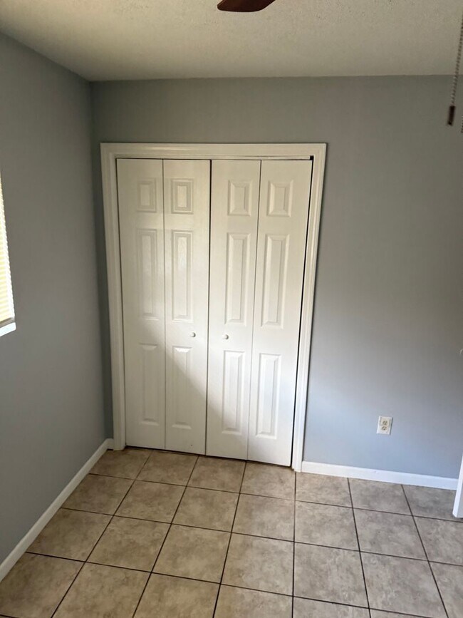 Building Photo - 3 Bedroom Single Family Home