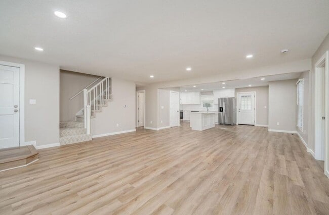 Building Photo - 222 Live Oak Ln