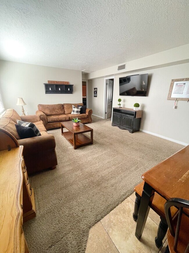 Foto del edificio - Resort Style Living - Getting freshly remo...