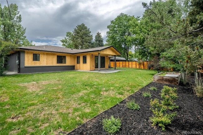 Building Photo - 404 S Oneida Way