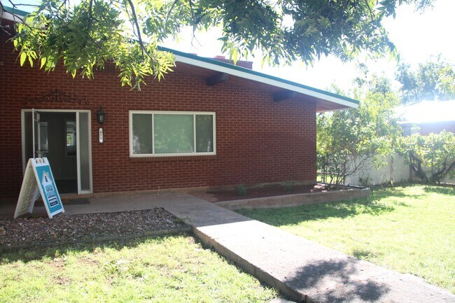 Foto del edificio - Updated Classic - Mid Century 4/2 2600 sf. All one level.