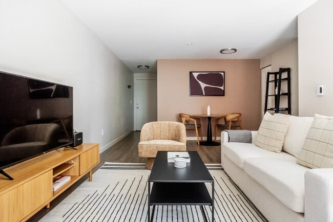 Building Photo - 526 Yale Ave N