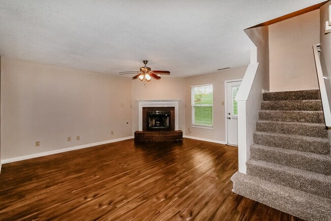 Building Photo - 613 Fern St