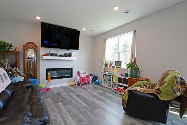 Foto del edificio - Beautiful 4-Bedroom Home with Modern Finishes & 2 Car Garage!