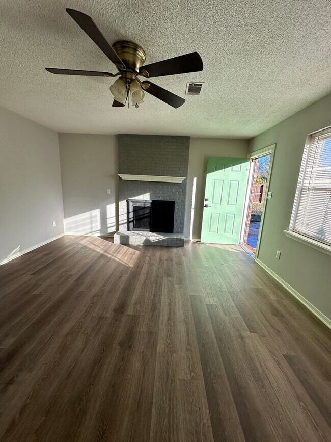 Building Photo - $1200 move-in special