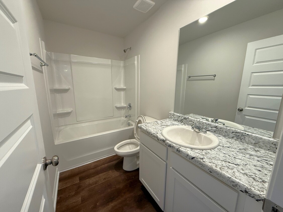 Building Photo - 334 Amber Ave