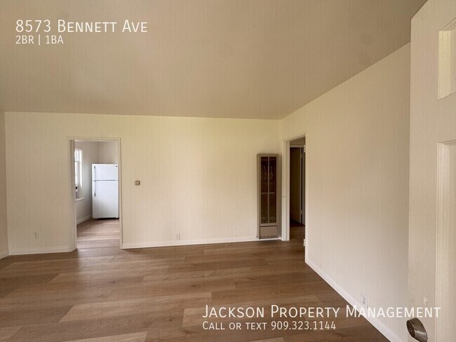 Foto del edificio - 8573 Bennett Ave