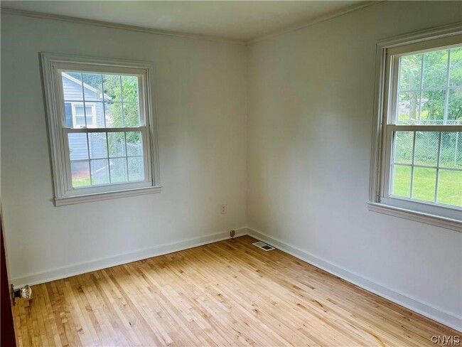 Building Photo - 202 Elm St