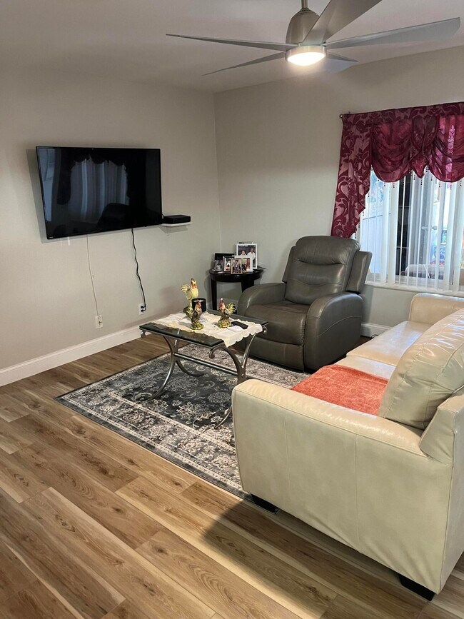 Foto del edificio - 429 Pine Glen Ln