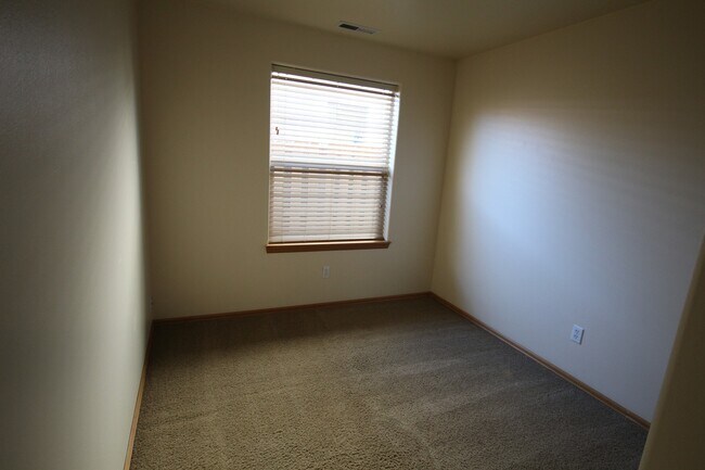 Foto del edificio - SW Redmond 3 Bdrm House, 2 Bath, Gas Heat & A/C, Patio & Fenced Yard, Dbl Garage