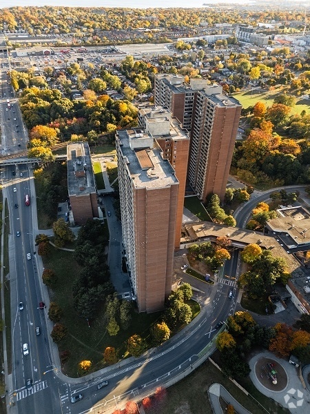 Building Photo - Crescent Town