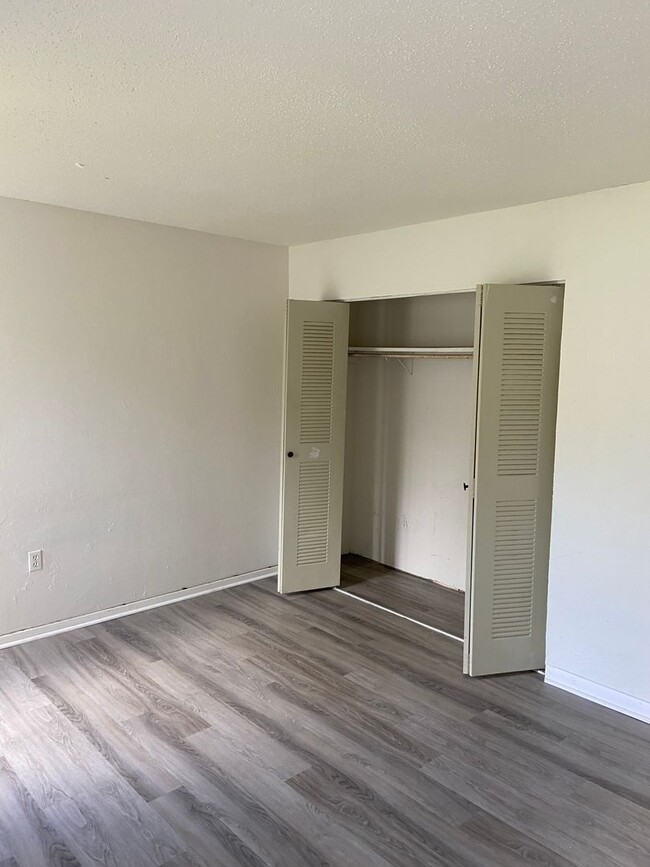 Building Photo - * MOVE IN SPECIAL - 2ND MONTHS RENT FREE *...