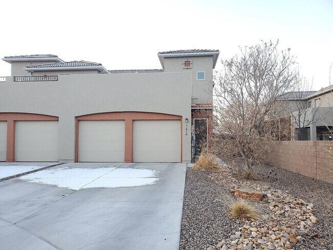 Foto del edificio - Amazing 3 Bedroom! Great location! Across ...