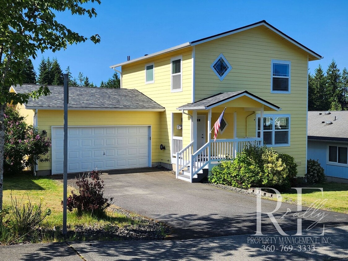 Primary Photo - Inviting Poulsbo Home with Open Layout, Fe...