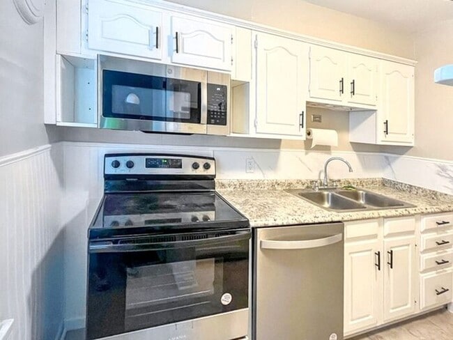 Building Photo - Cozy 3-Bedroom 2-Bathroom Home with Spacio...