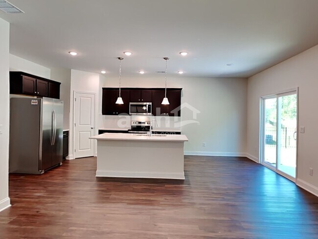 Building Photo - 140 Willow Ln