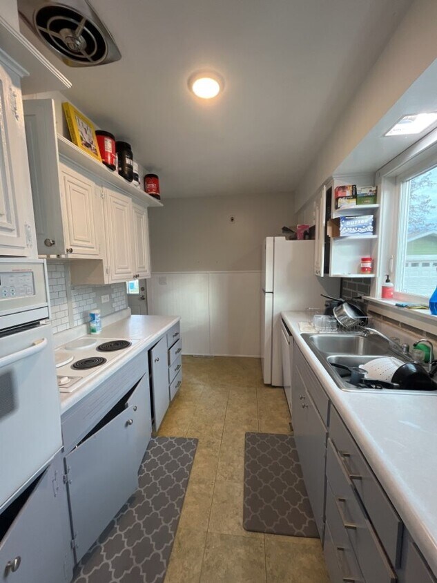 Foto del edificio - 4 Bed - 2 Bath - Fenced Yard