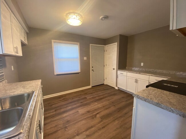 Building Photo - 2 Bedroom Single Family