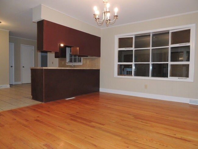 Foto del edificio - 7443 Meadowdale Ln