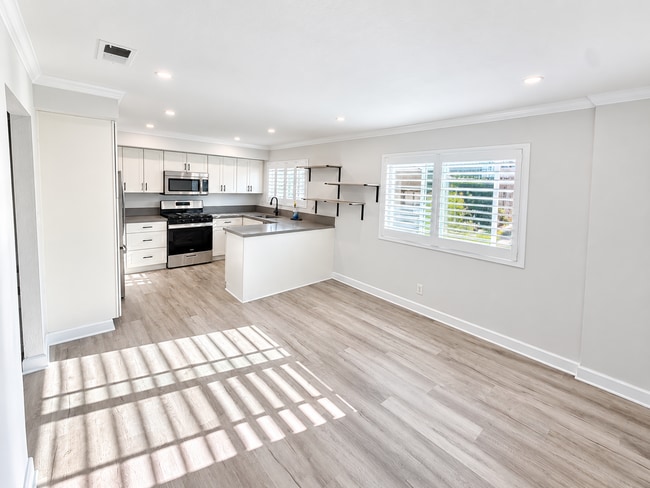 Building Photo - 2254 N Gaviota Ave