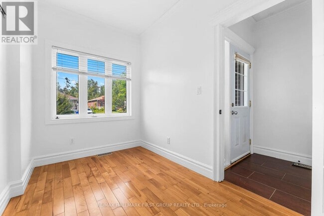 Building Photo - 147 Tresane St